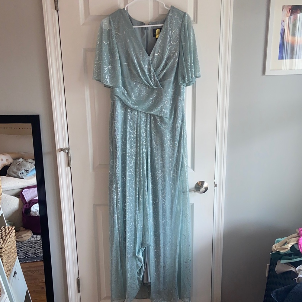 Adrianna Papell Elegant Light Blue Garment